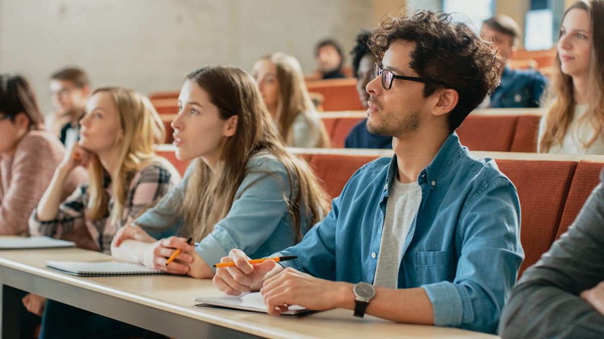 students learning how to get contact lenses while in college