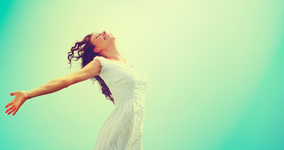 woman happy about wearing daily contact lenses