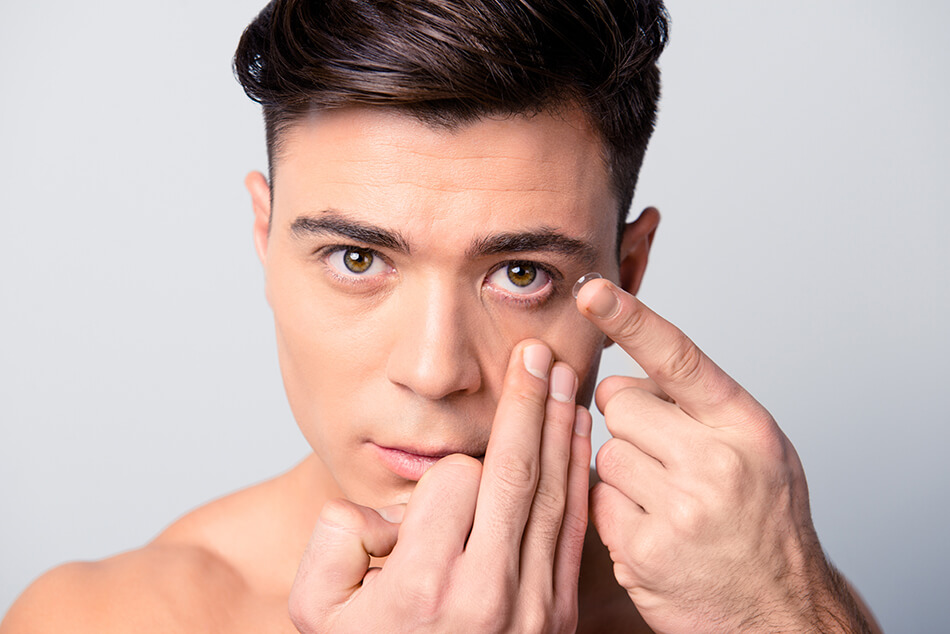 young-man-putting-contact-lenses-in